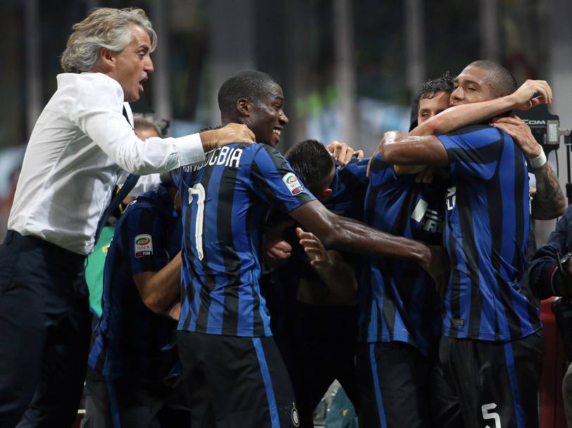 Roberto Mancini salta su Kondogbia dopo il gol di Jovetic al 93&#39;: Inter-Atalanta finisce 1-0. Ansa